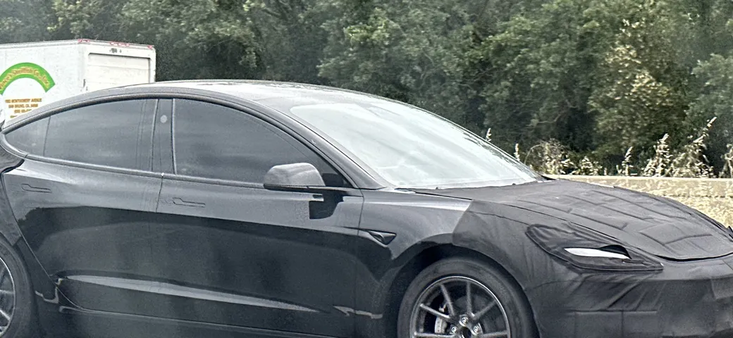 Tesla Model 3 restyling: le foto spia svelano nuovi dettagli