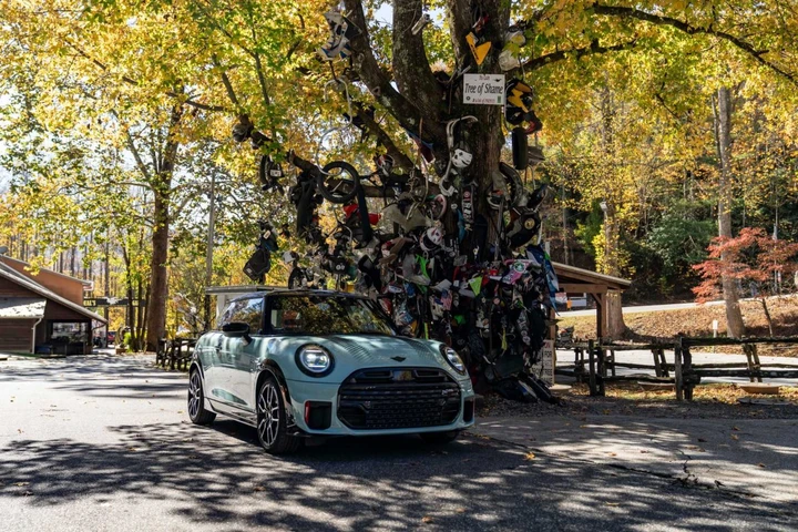 MINI John Cooper Works affronta la Tail of the Dragon