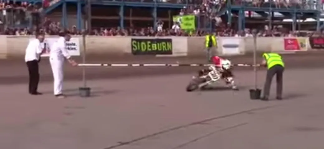 Limbo moto: passaggi spettacolari sotto l'asta [Video]