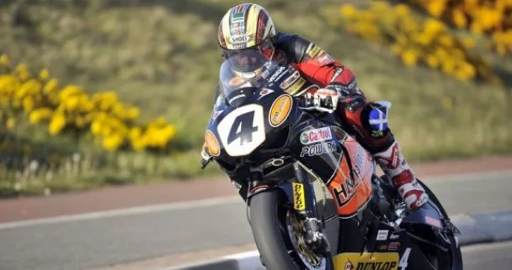 NW200: John McGuinness pretende la vittoria, Steve Plater si frattura un braccio in una paurosa caduta