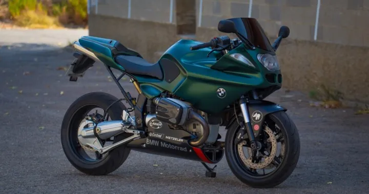 BMW R1100S Custom: il boxer rinasce con il look di una sportiva endurance