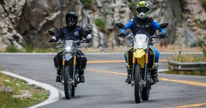 Suzuki DR-Z4S e DR-Z4SM: i prezzi dell'Enduro e della Supermotard per strada e fuoristrada