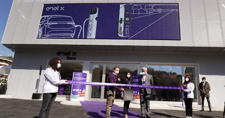 Enel X porta la ricarica HPC fino a 350 kW nel nuovo store di Roma
