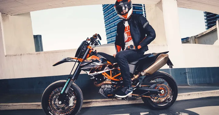 Louis Moto presenta Rekurv: la linea di abbigliamento dedicata ai giovani motociclisti