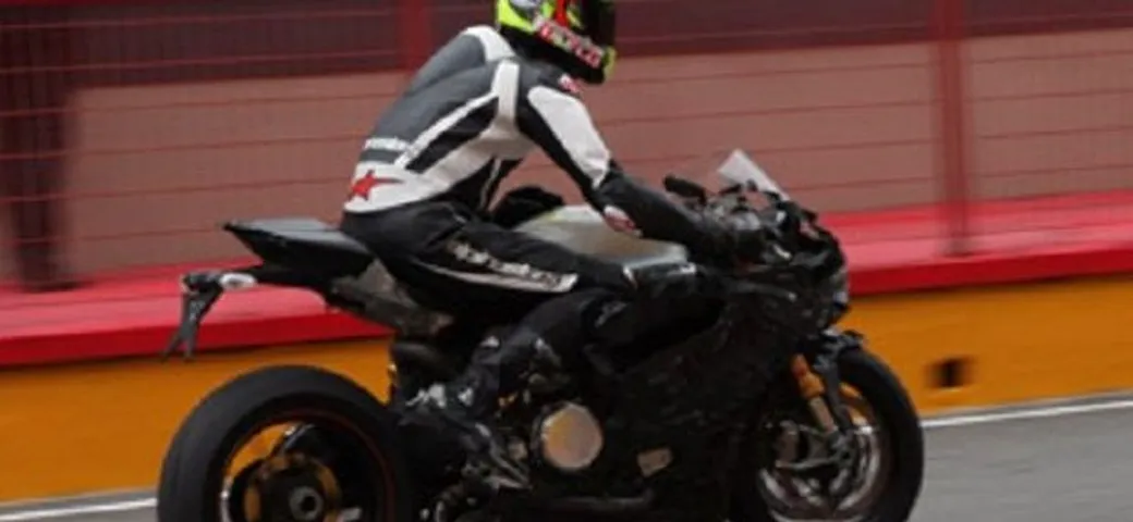 Ducati 1199 e Desmosedici GP11 in pista al Mugello