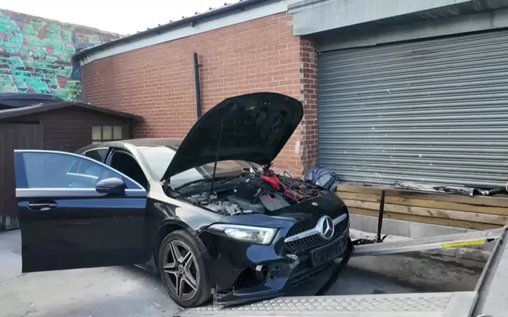 Partendo da una Mercedes Classe A distrutta, è riuscito a ottenere un guadagno