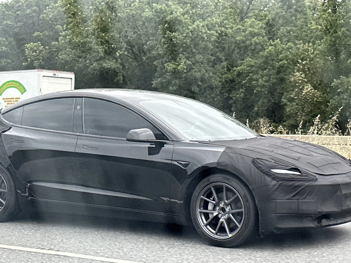 Tesla Model 3 restyling: le foto spia svelano nuovi dettagli