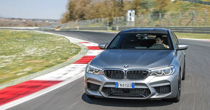 BMW M5: consegnato un esemplare a Zanardi [Video]