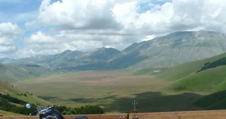 Foto del giorno: Triumph Thunderbird a Castelluccio di Norcia
