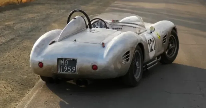 Realizza da solo la replica di una Ferrari 250 Testa Rossa: risultato incredibile