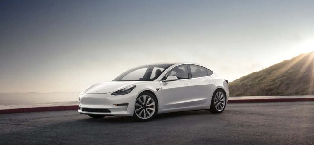 Tesla model 3: il testacoda a 220 km/h è da brividi