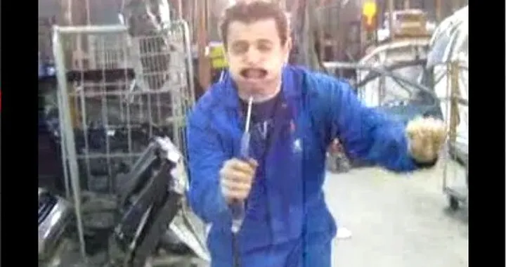 Video divertenti: il meccanico che 'viaggia' ad aria compressa