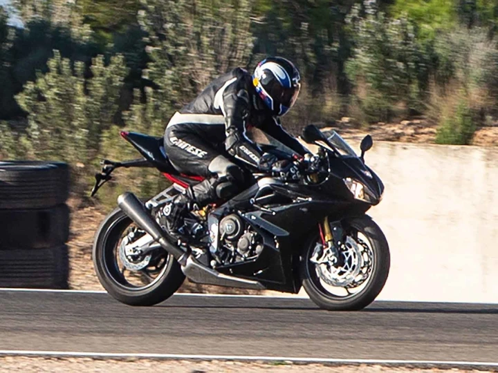 Triumph Daytona 765: foto spia durante i primi test