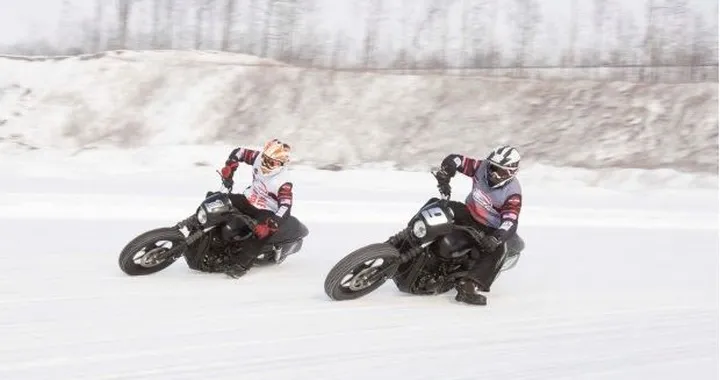 Harley-Davidson Street 750 all'attacco del ghiaccio [video]