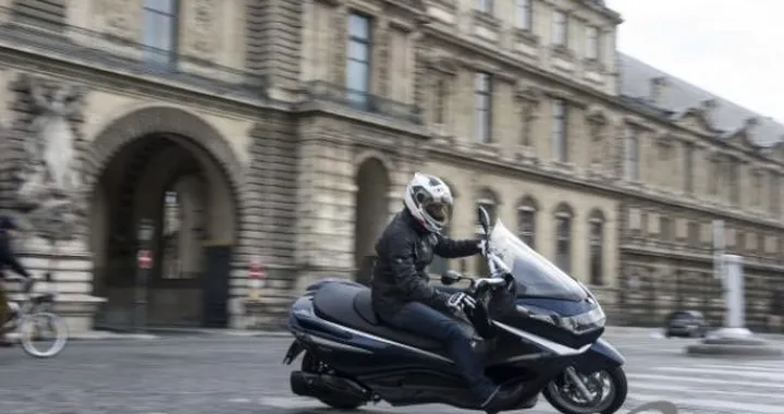 Piaggio X10 2012: il Test di Motoblog