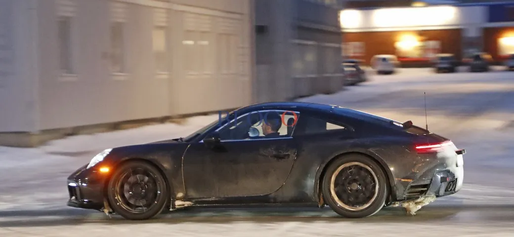 La Porsche 911 2018 si mostra con lo spoiler abbassato