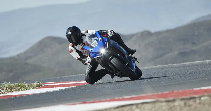 Nuova Yamaha R7, la prova su strada e in pista (VIDEO)