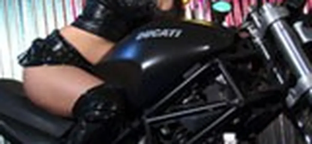 Nikki Nova si spoglia su un Monster