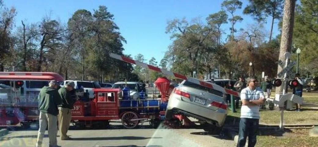 Il trenino sfida la Honda Accord. L'Epic Fail è di chi parcheggia sulle rotaie