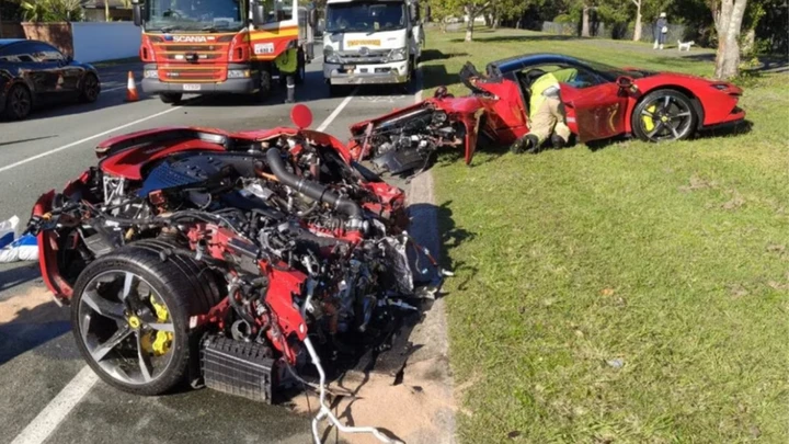 Ferrari spezzata in due: il conducente influencer esce praticamente illeso