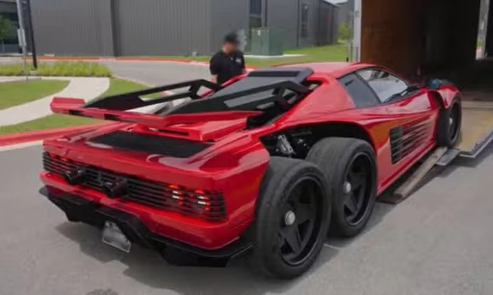 Da mito Ferrari a show car estrema: la Testarossa a 6 ruote fa scalpore
