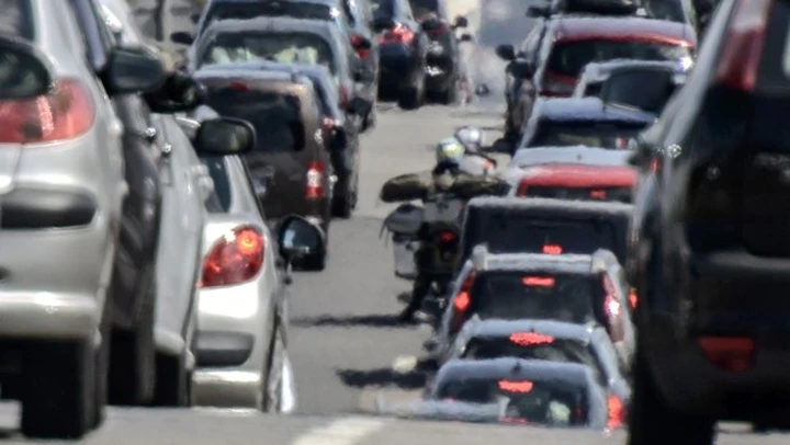 Francia: vietato sorpassare le auto in coda su moto e scooter