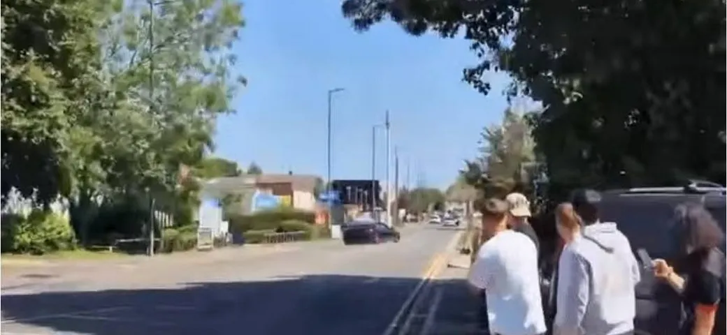 Con l'Audi R8 fa l'eroe e si schianta contro una berlina | Video