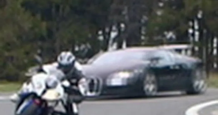 Video: BMW S1000RR vs Bugatti Veyron