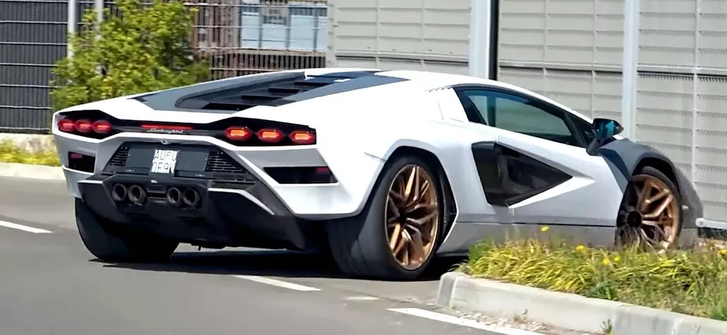 Lamborghini Countach LPI 800-4: il suo sound è melodia [Video]