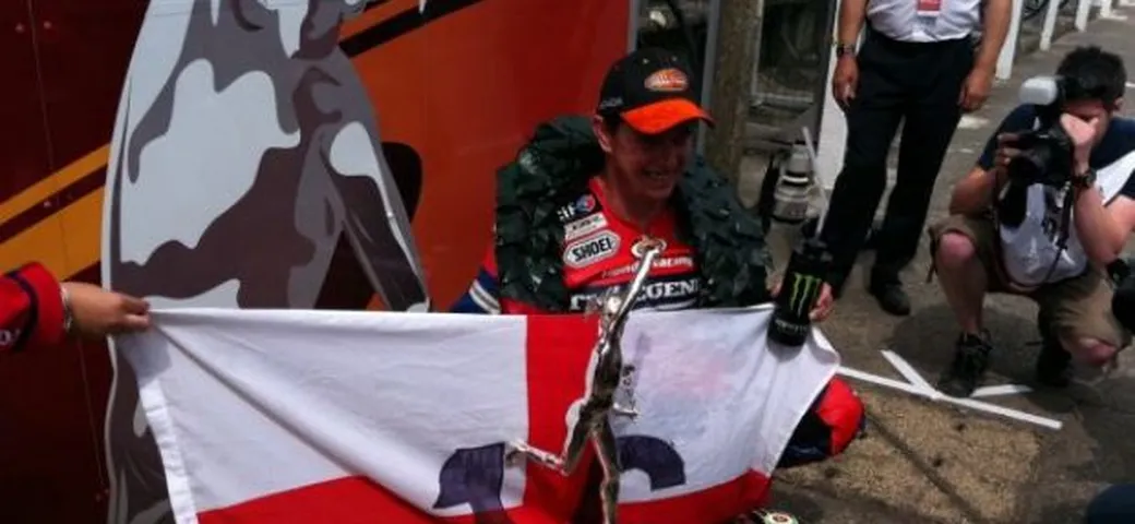 Tourist Trophy: John McGuinness trionfa nella Superbike. E' la vittoria n° 16 al TT