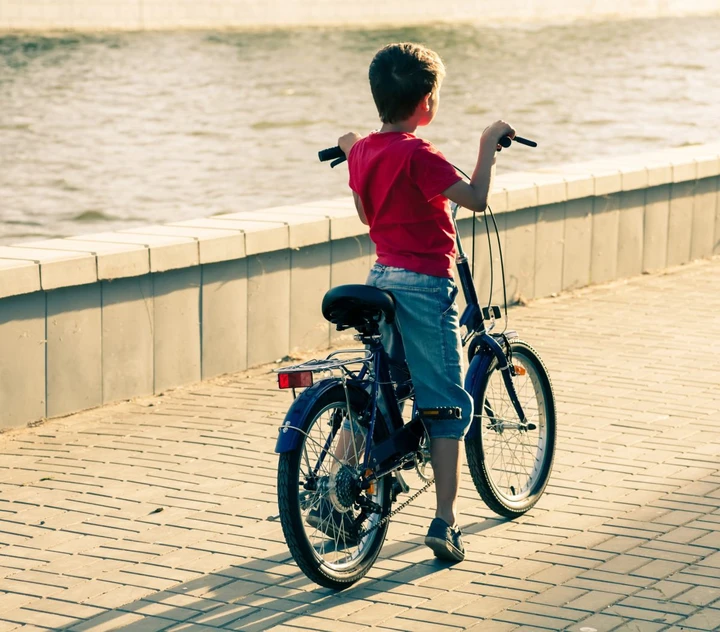 Bambino di 8 anni multato dopo caduta sulla ciclabile: sanzione surreale