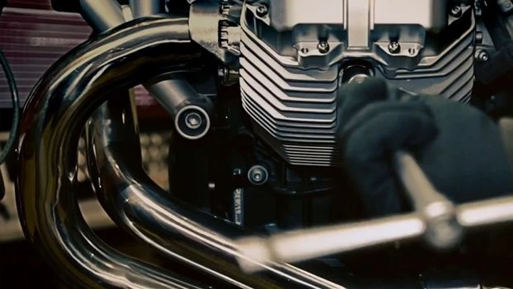 Una Moto Guzzi Griso al Super Bowl 2014