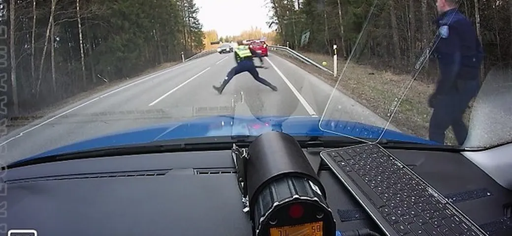 Come la polizia estone ha fermato l'auto in fuga [Video]