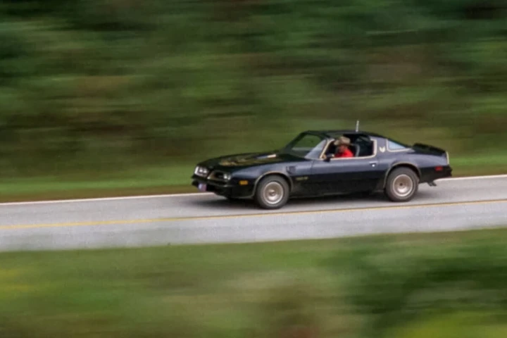 Burt Reynolds riceveva una Pontiac Trans Am gratis ogni anno: poi una telefonata cambiò tutto