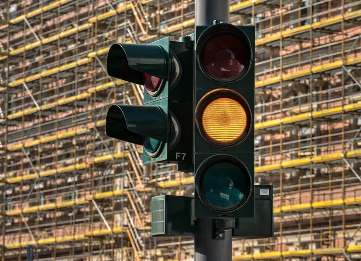 Semaforo giallo, quando scatta la multa: le regole del Codice della Strada