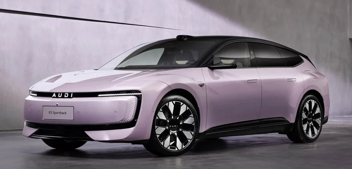 Audi E5 Sportback: autonomia di 773 km e schermo LED da 59″