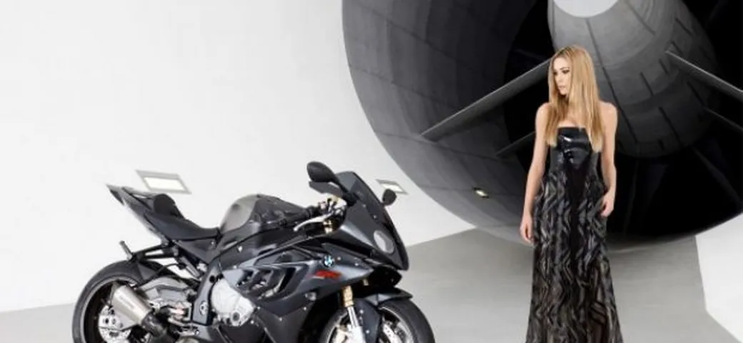 Sexy Bikers: Leslie Porterfield posa con la S1000R