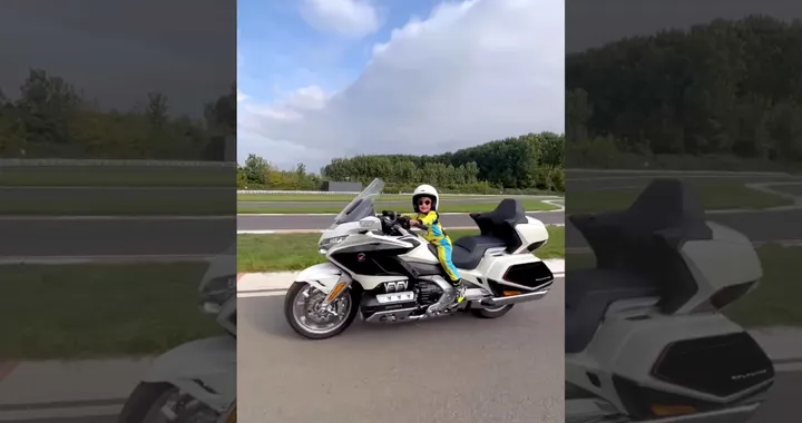 Zayn Sofuoglu (3 anni), figlio di Kenan, guida una Honda Gold Wing