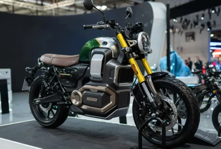 Hypermax e HYPESCRAM: la nuova sfida elettrica di EZI che sorpreso ad EICMA 2025