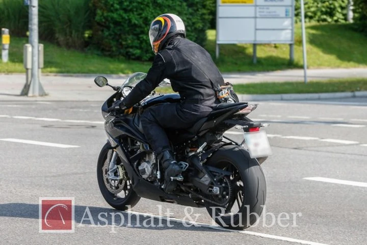 BMW S1000RR: foto spia dell'upgrade 2015