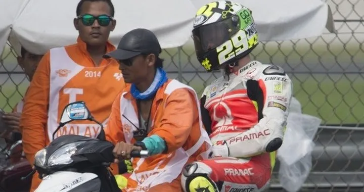 MotoGP Malesia 2014: Iannone abbattuto da Marquez, Pernat accusa Dorna
