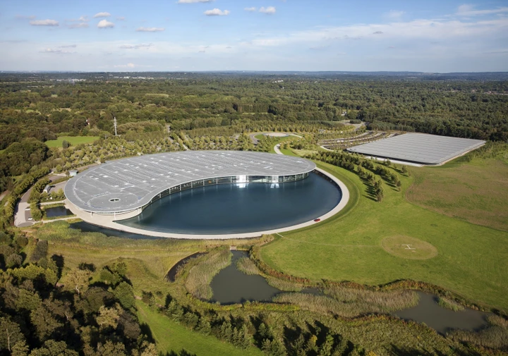 L'avveniristico McLaren Technology Center compie 20 anni