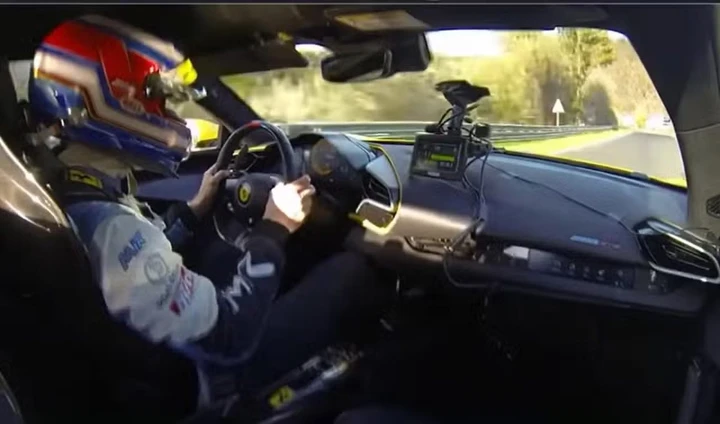 Ferrari 296 GTB al Nurburgring, emozioni forti e giro da record