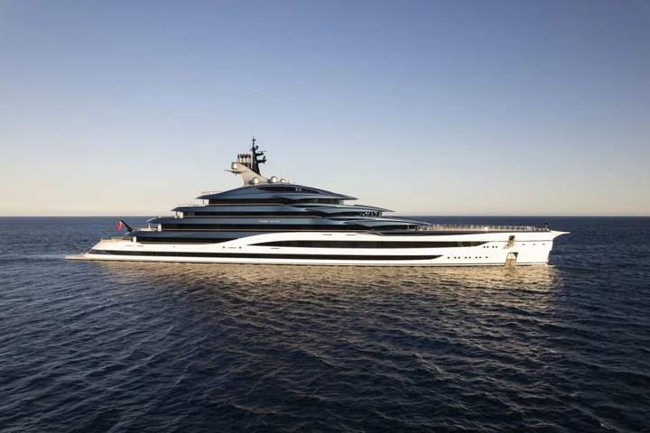 Mega yacht da 450 milioni avvistato in Sardegna: è lungo 137 metri e ha due piscine