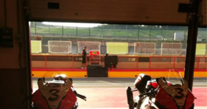 WSBK: Aprilia in pista al Mugello con Max Biaggi e Eugene Laverty
