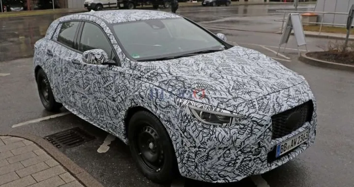Infiniti Q30: nuove foto spia su strada