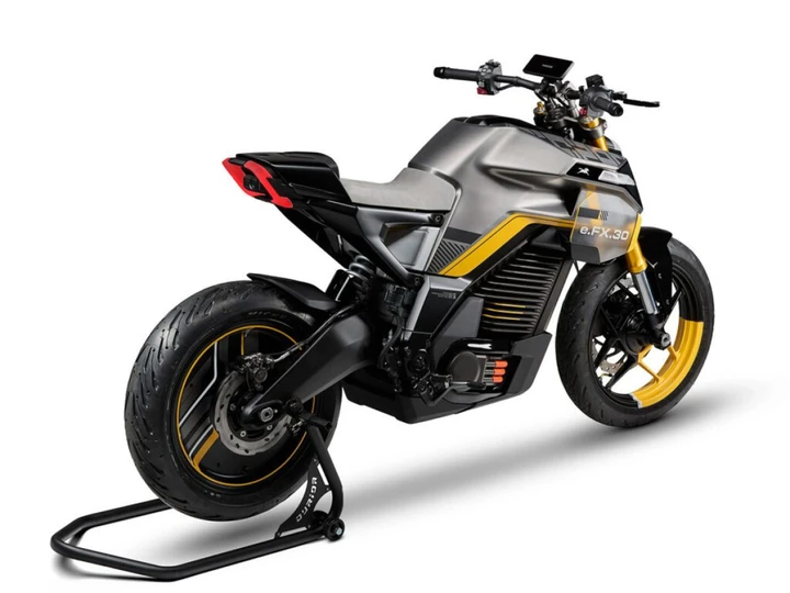 TVS eFX 30: la moto elettrica economica con il DNA di Norton
