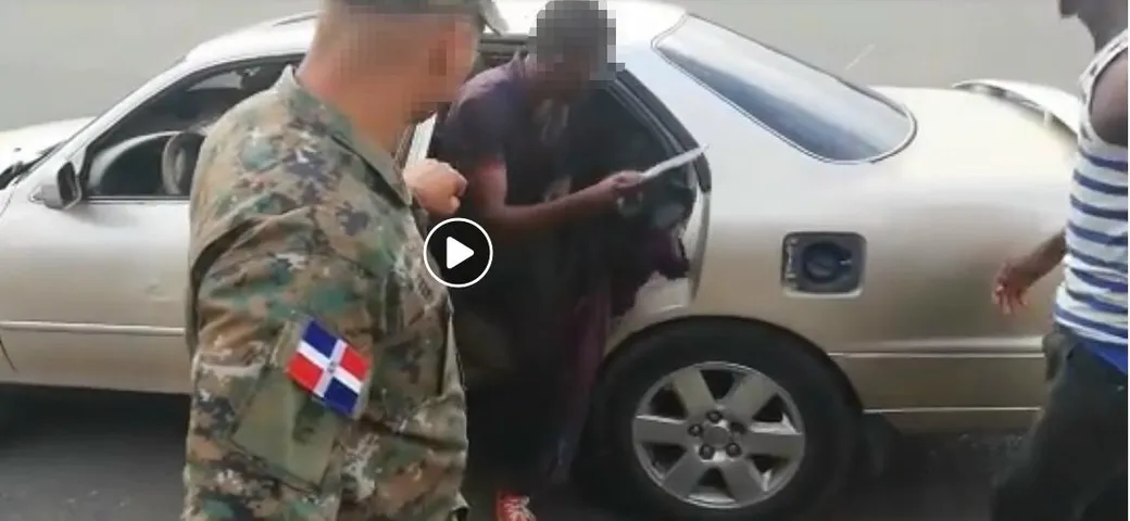 Stranezze in auto: 18 passeggeri su una berlina [Video]