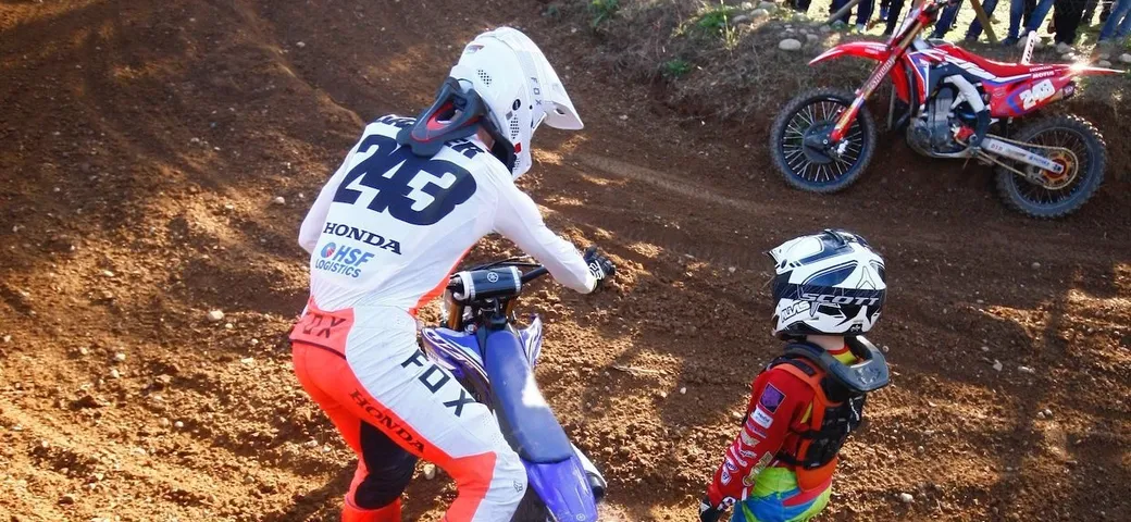 Tim Gajser sportivo vero: accosta e aiuta un piccolo Campione in difficoltà