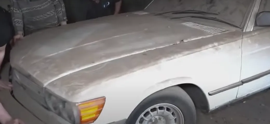 Questa Mercedes riceve il primo lavaggio dopo 20 anni [VIDEO]